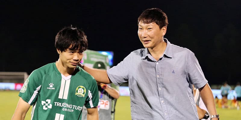 HLV Kim Sang Sik Có Hành Động Thân Mật Với Công Phượng - hình ảnh - jvggcbyzf.top HLV Kim Sang Sik Có Hành Động Thân Mật Với Công Phượng - hình ảnh - jvggcbyzf.top