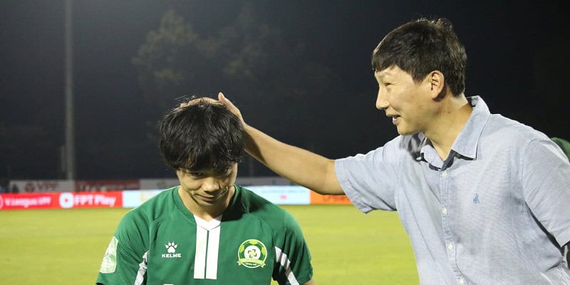 HLV Kim Sang Sik Có Hành Động Thân Mật Với Công Phượng - hình ảnh - jvggcbyzf.top HLV Kim Sang Sik Có Hành Động Thân Mật Với Công Phượng - hình ảnh - jvggcbyzf.top
